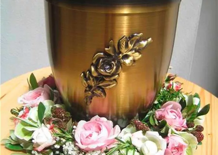 trauerfloristik-urnenschmuck-1a-garten-oeller.jpg